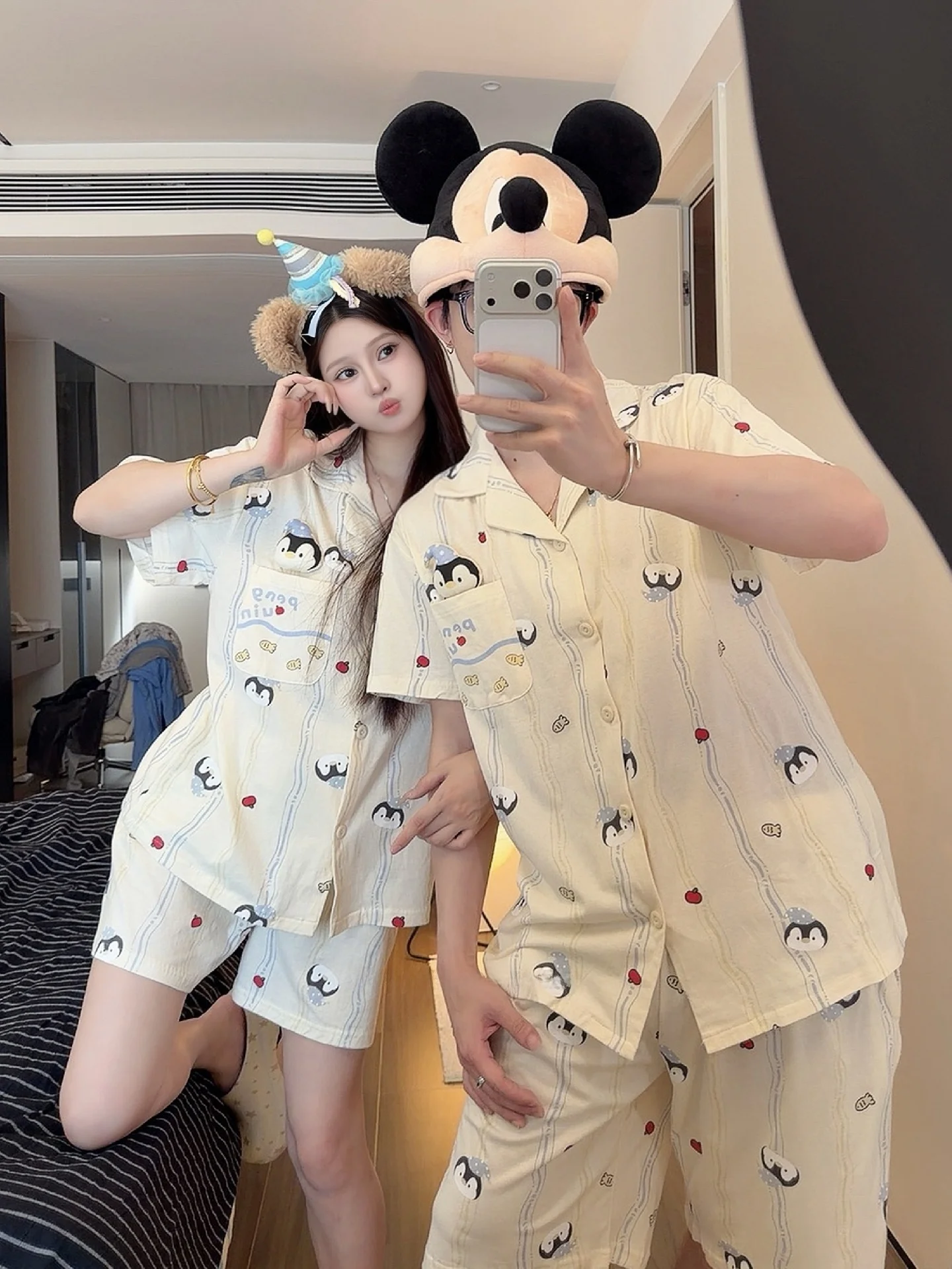 かわいい漫画のペンギンカップル柄、純綿夏用薄手半袖パジャマ、男女兼用ホームウェアセット、外出着としても着用可能