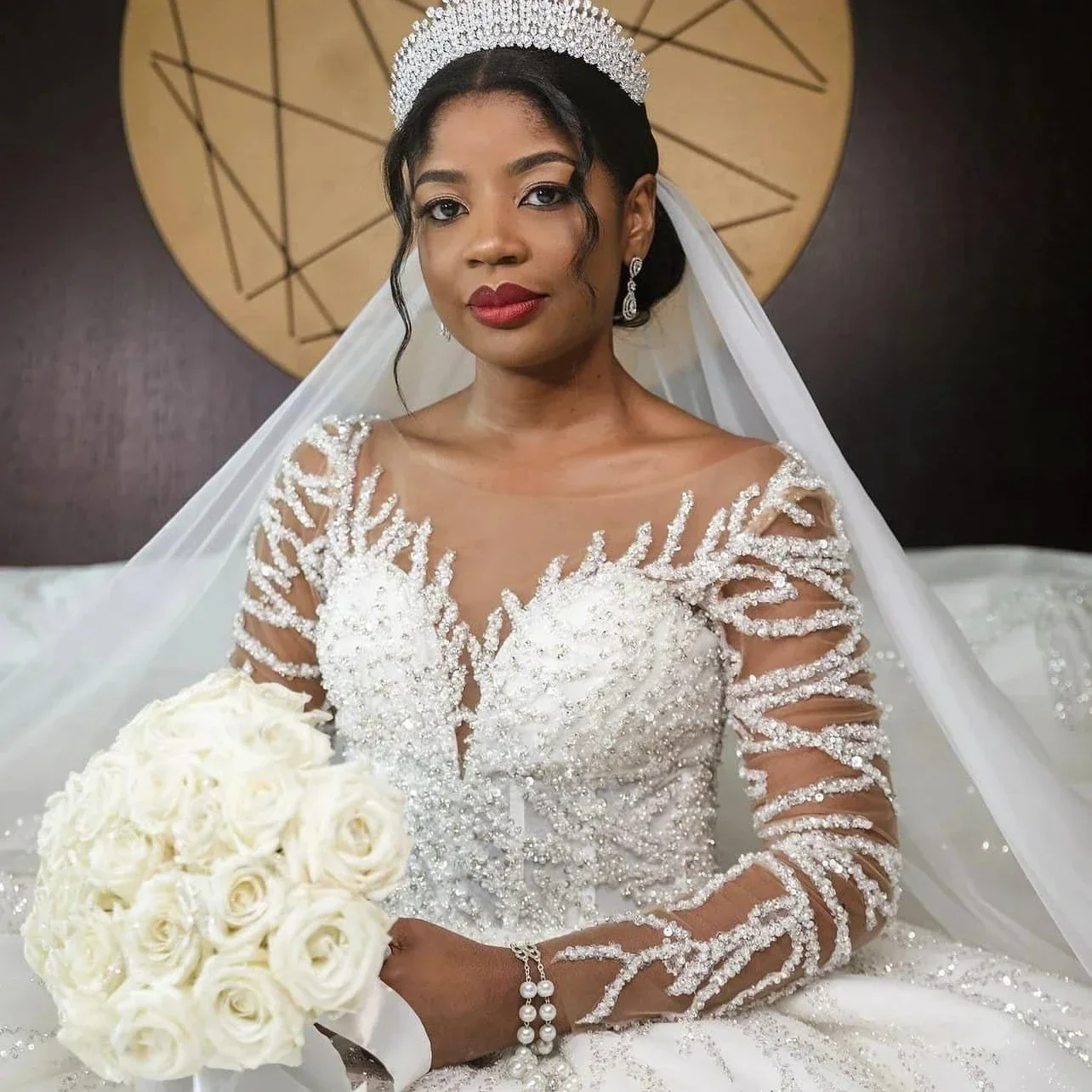 ชุดแต่งงานเจน แอร์ แบบคอวีประดับลูกปัดและเลื่อมวิบวับ พร้อมชายกระโปรงยาวแบบลากพื้น แขนยาว