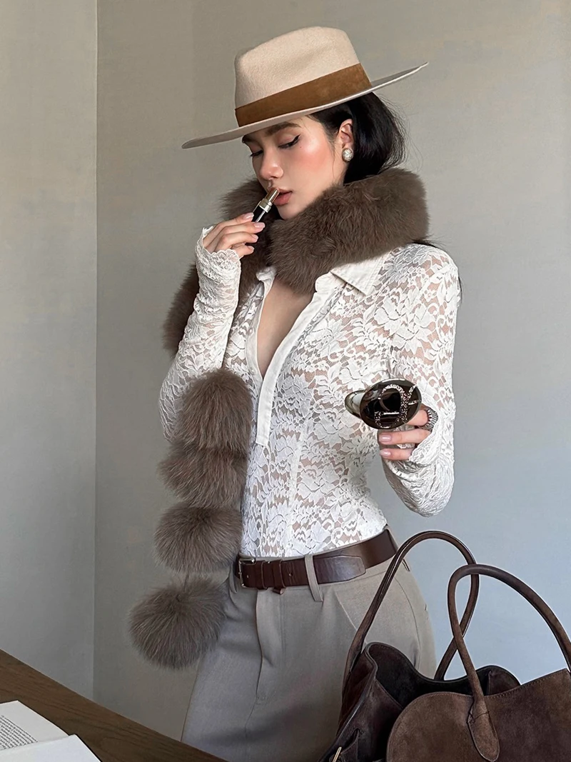 Damskie body z koronką, z długim rękawem, zapinane na częściowe guziki i z kołnierzykiem.