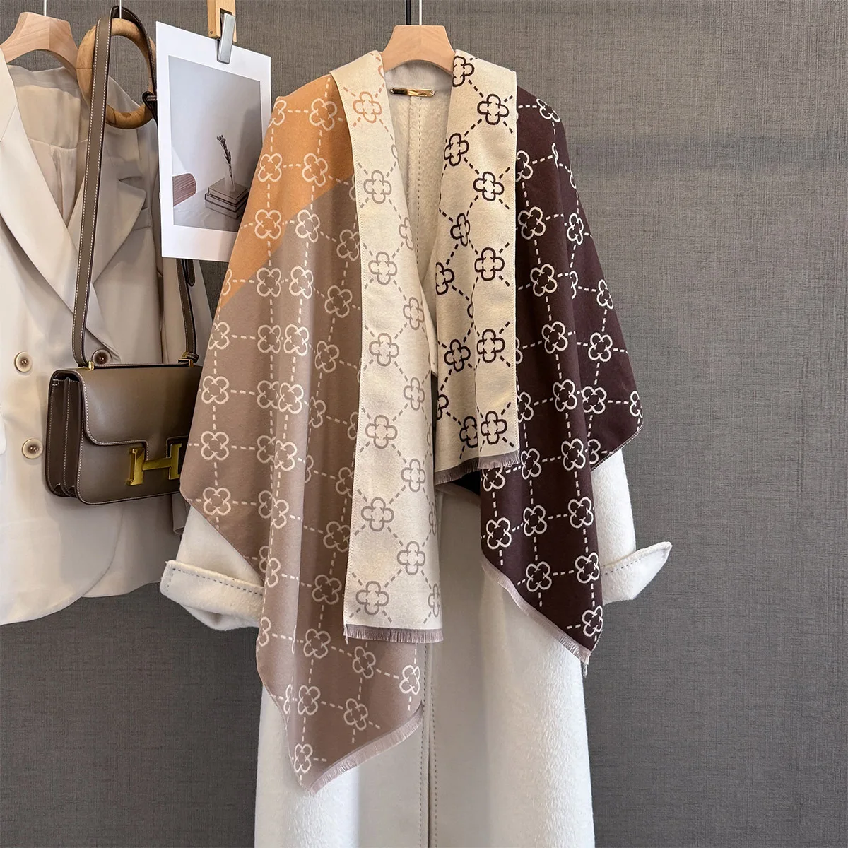 وشاح نسائي فاخر بألوان متباينة بنمط أربع أوراق للتدفئة في الشتاء وشاح متعدد الاستخدامات على الطراز القديم مع نهاية عالية