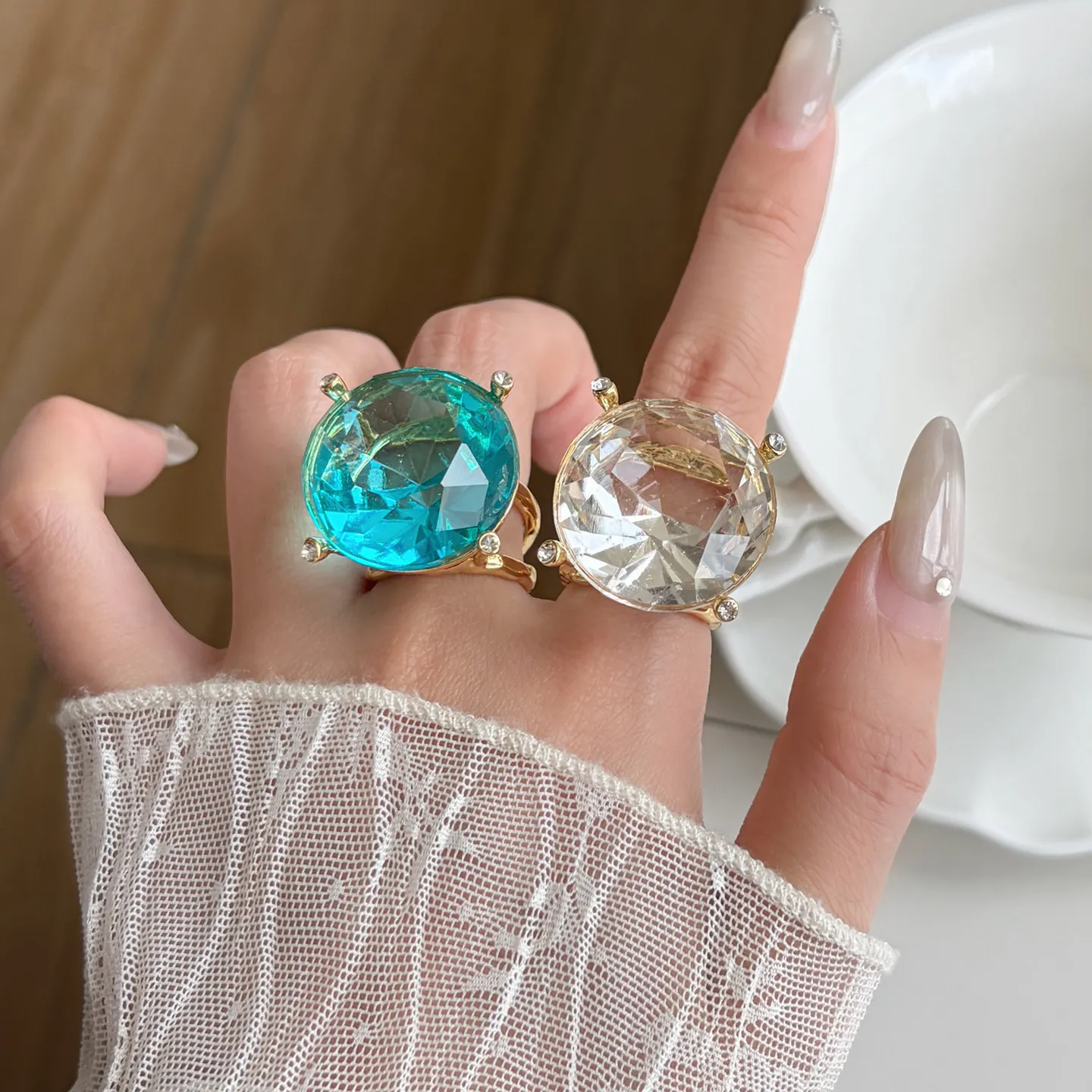 Übertrieben großer offener Ring mit farbigen Edelsteinen