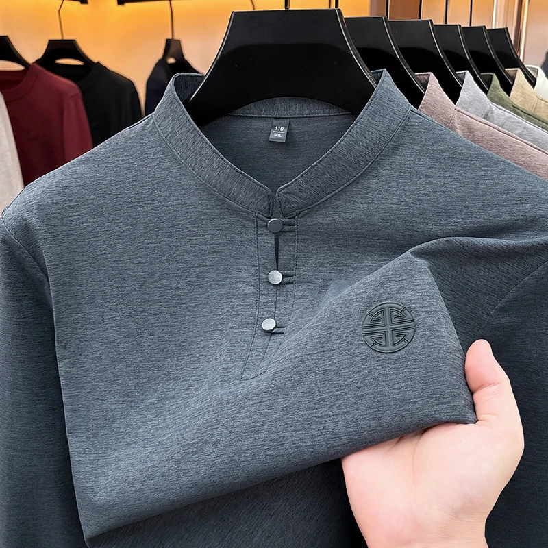 Herren-T-Shirt mit Mandarin-Kragen und langen Ärmeln, traditionelles Knopfdesign, Brustemblem, glatter, dehnbarer Stoff, modische Freizeit-Oberteile für Herren. – Detail 9