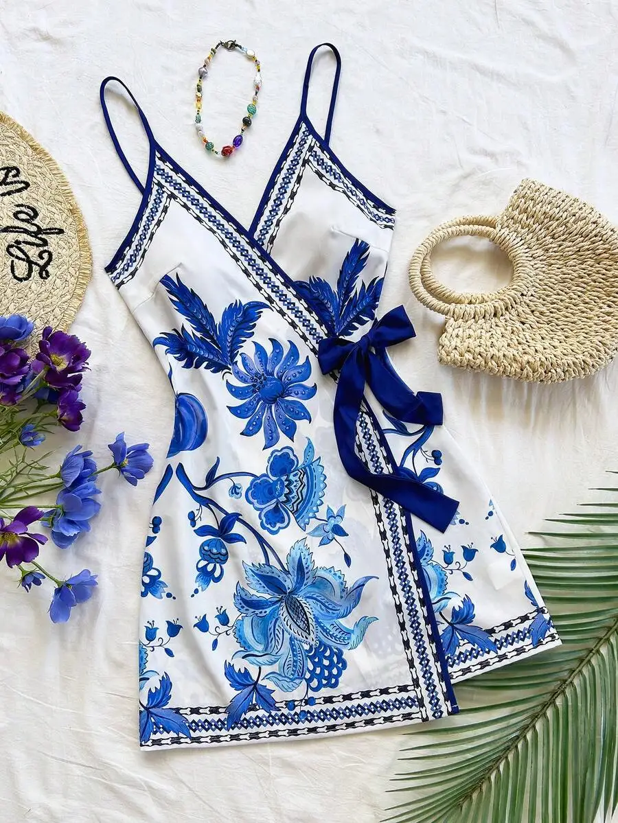 

Синее мини-платье с цветочным принтом, на тонких бретелях и с атласной отделкой.