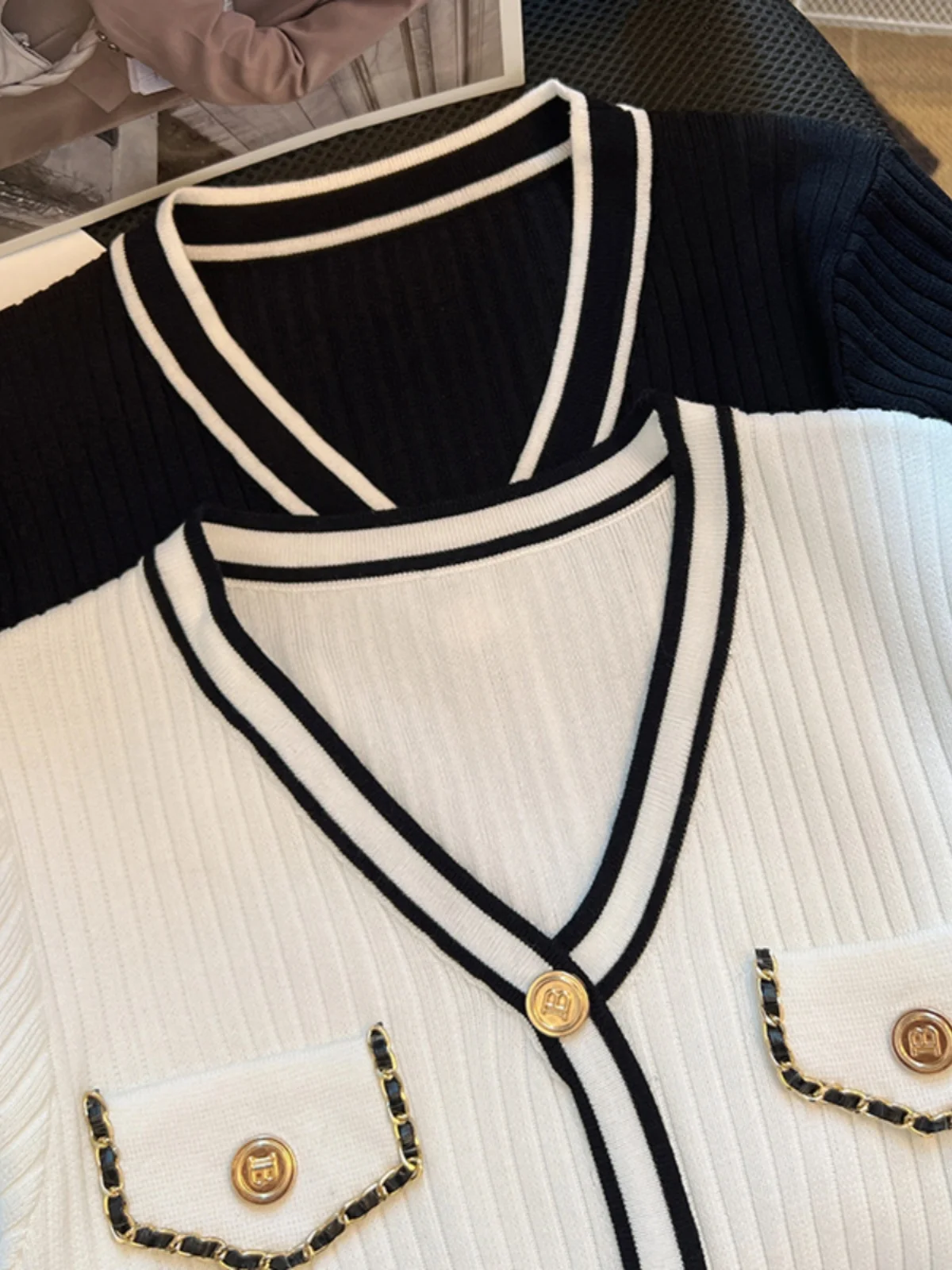 เสื้อถักไหมพรมคอวีลายทางสีสันสดใสสำหรับฤดูร้อน แฟชั่นลำลองทรงเข้ารูปสำหรับผู้หญิง พร้อมดีเทลกระดุม