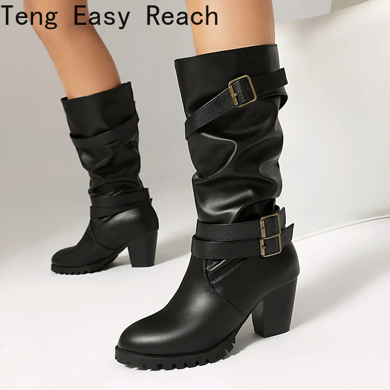 

Большие размеры, мягкие женские ботинки из искусственной кожи с трехрядной пряжкой на среднем каблуке, конический материал из флока на толстом каблуке для сапог до середины икры