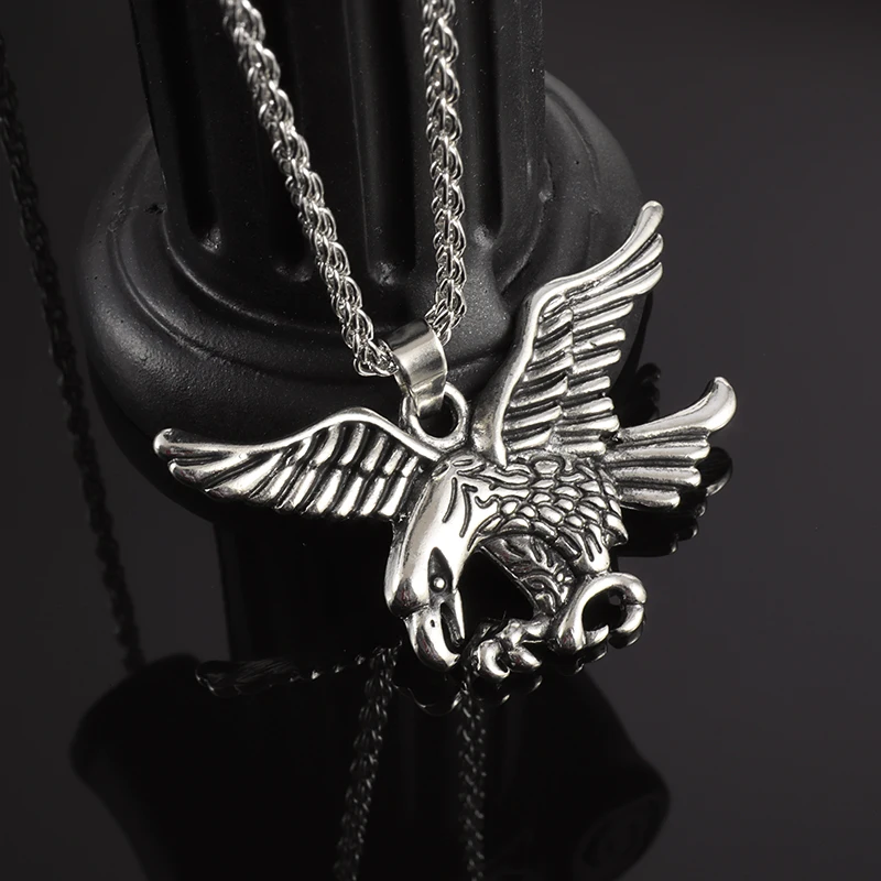 Colombe pendentif Le bijou emblématique pour homme qui allie élégance et symbolisme profond