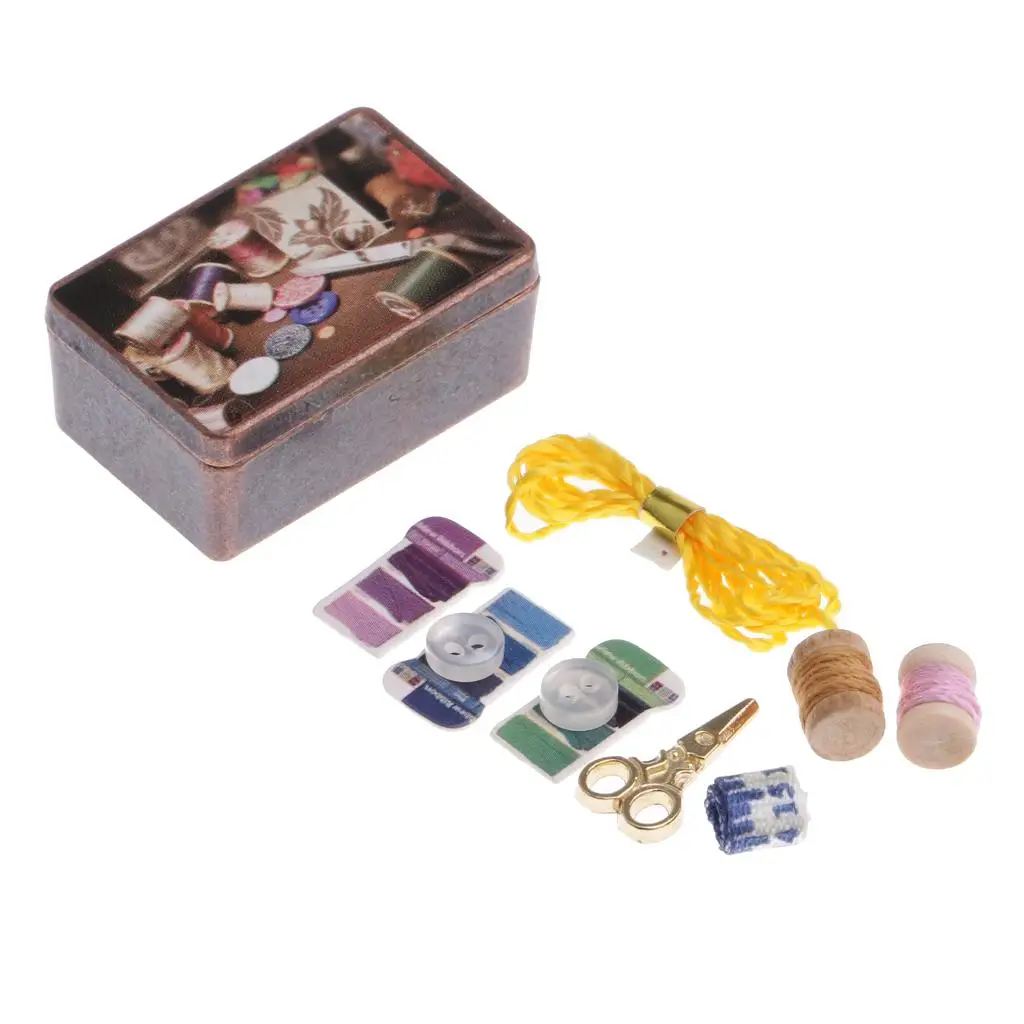Dollhouse Miniature Vintage เครื่องมือเย็บผ้าในกล่องโลหะ 1/12 Scale ตุ๊กตาตกแต่งบ้าน