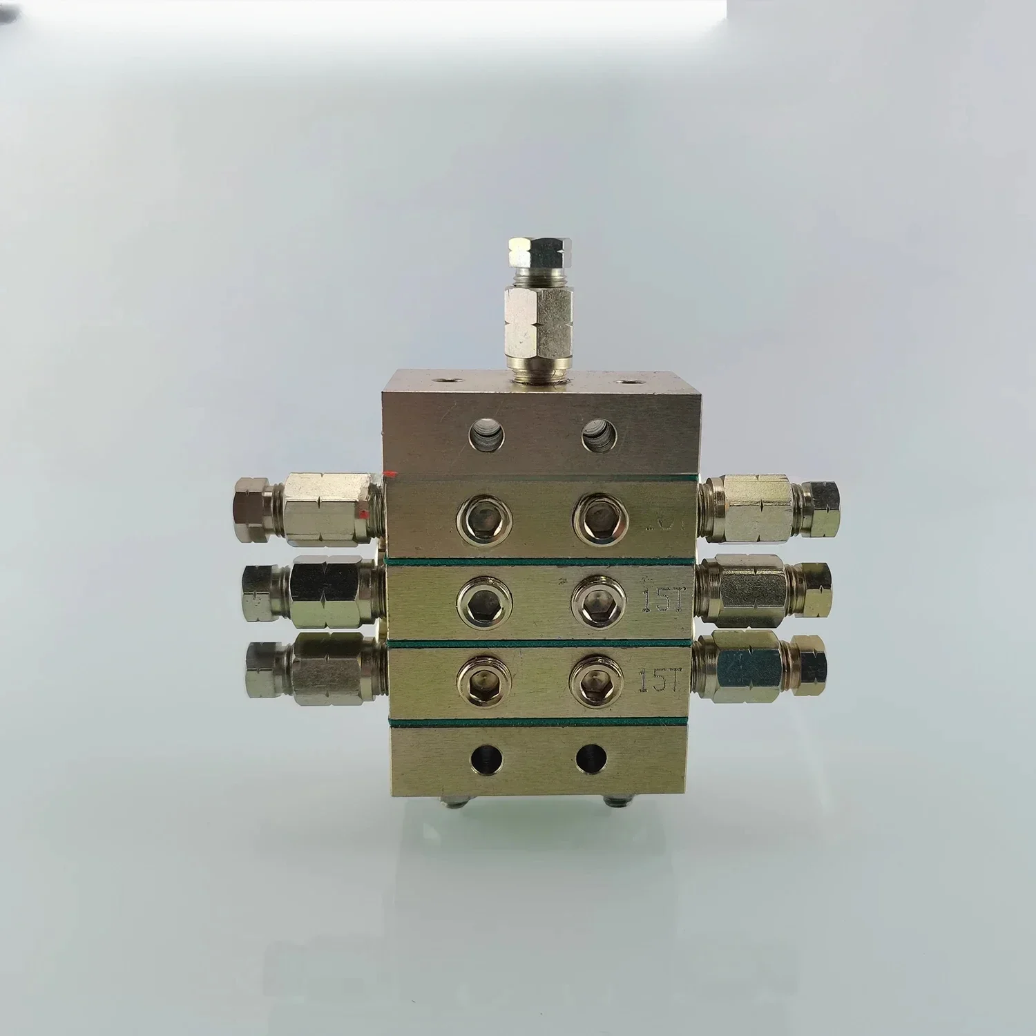 

1000 Series Automatic Grease Dispenser Progressive Distributor For Centralized Lubrication System 6 outlets