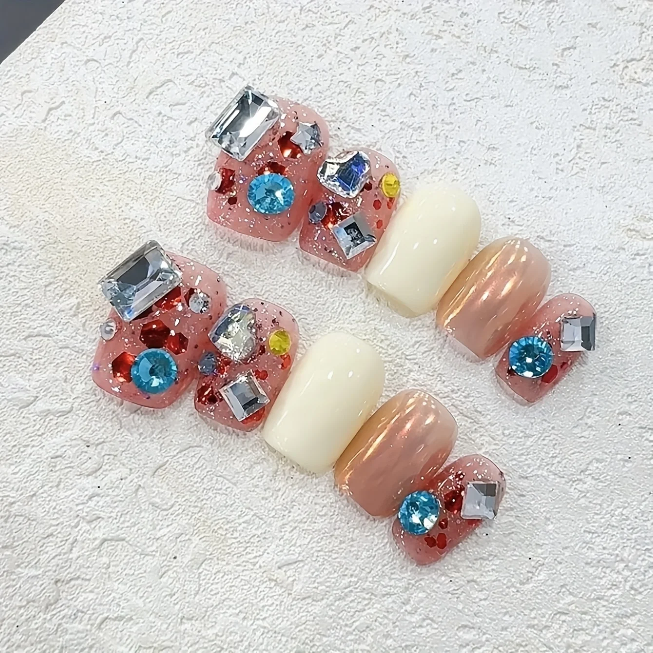 10 قطع من الأظافر المزيفة المصنوعة يدويًا من الماس القصير الملون الراقية، مجموعة ألوان ماسية قصيرة مزاجية خفيفة رقعة أظافر بيضاء فاخرة