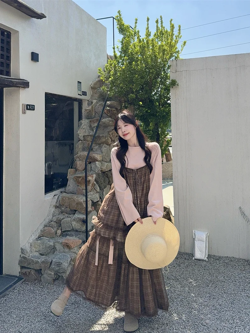 

Весенний комплект из трех предметов: свободная футболка с длинным рукавом, юбка-трапеция с высокой талией и клетчатой юбкой с завязками на шее для женщин