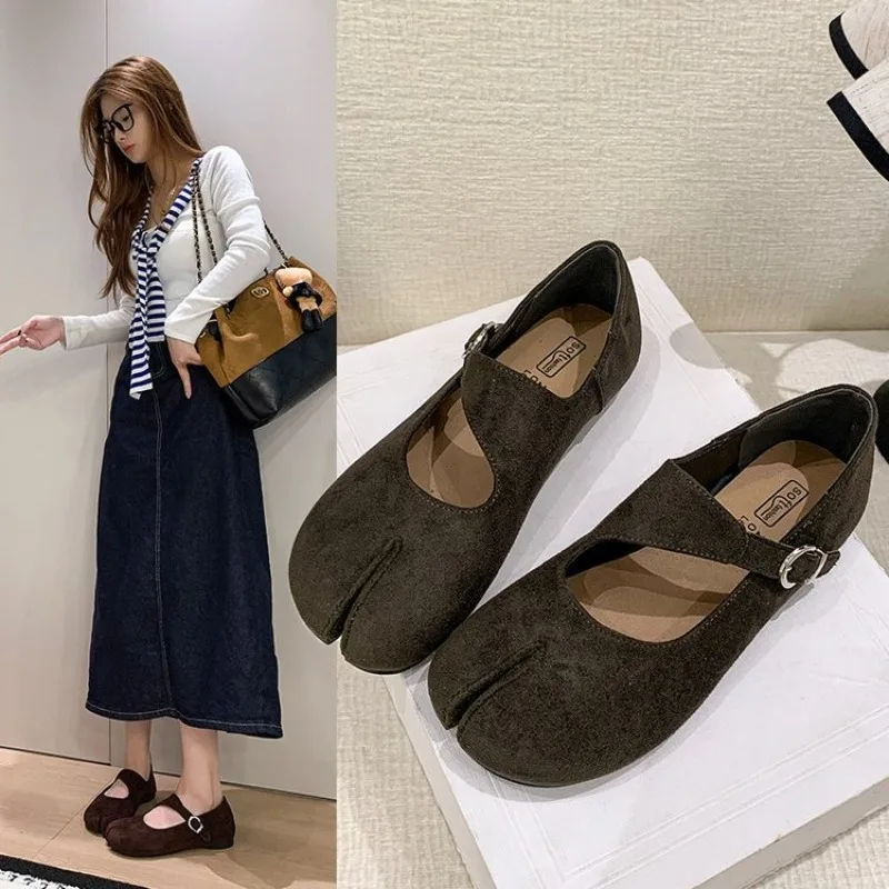 Retro Suede Split Toe Tabi Shoes Women T Strap Buckle Mary Jane Flat Shoes Fashion Soft Sole Casual Daily Walking Shoes