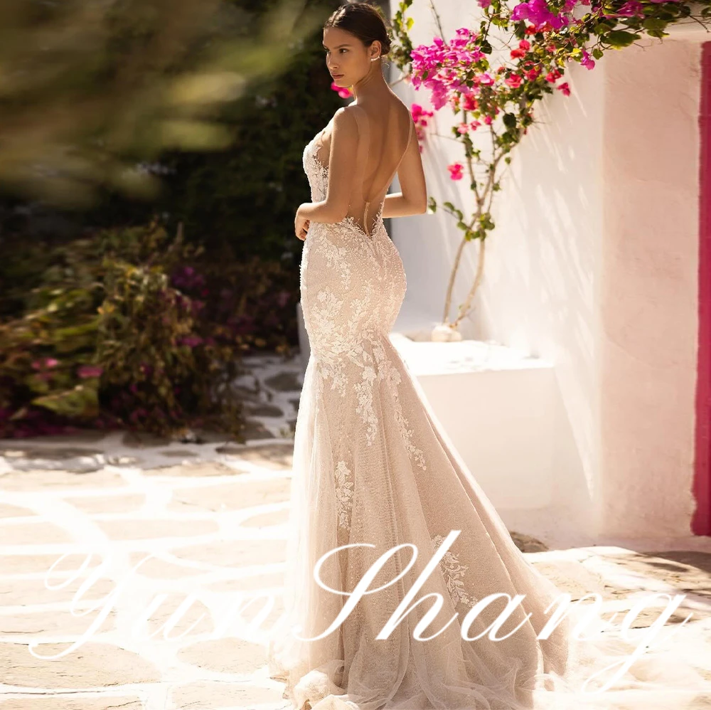 YunShang Maßgeschneidertes trägerloses kurzes Hochzeitskleid, Korsett oben hinten, Schnürung vorne, Stickerei-Detail, asymmetrischer Faltenrock