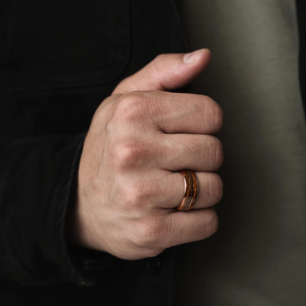 موضة 8 مللي متر ارتفع الذهب اللون الفولاذ المقاوم للصدأ وتر غيتار خواتم للرجال كوا الخشب البطانة الدائري ويسكي برميل رجالي الزفاف الفرقة #4