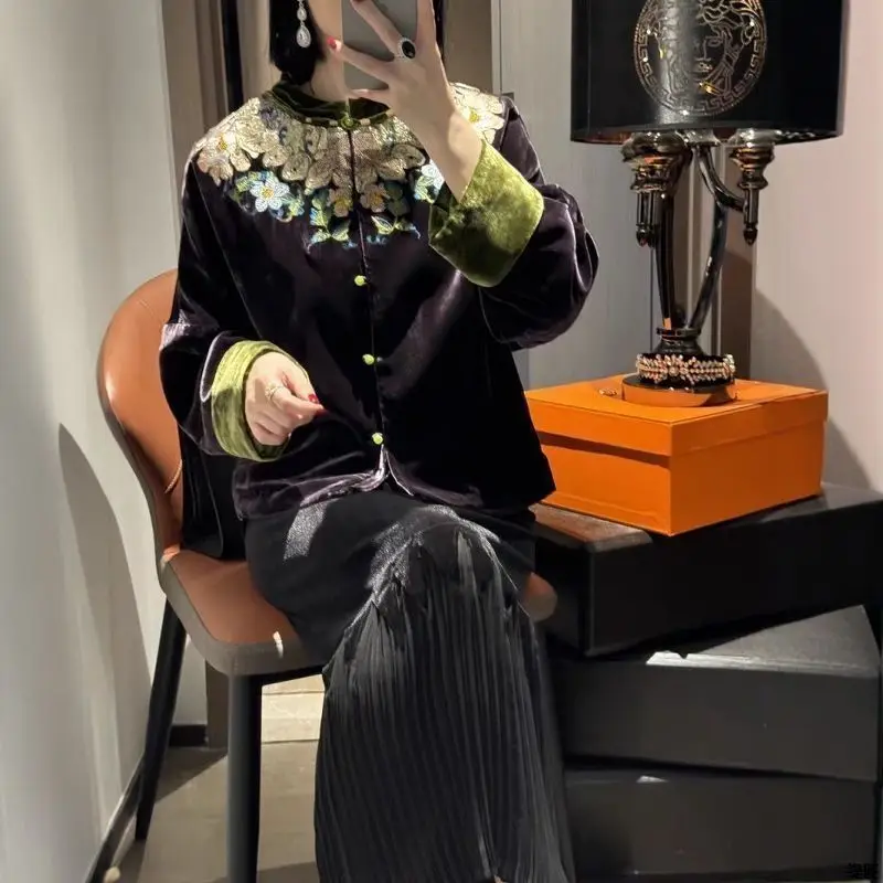 Autumn New Chinese Embroidery Flower Blouse Oriental Style women\'s New Chinese Velet Embroidered Black Cotton Tangsuits Jacket