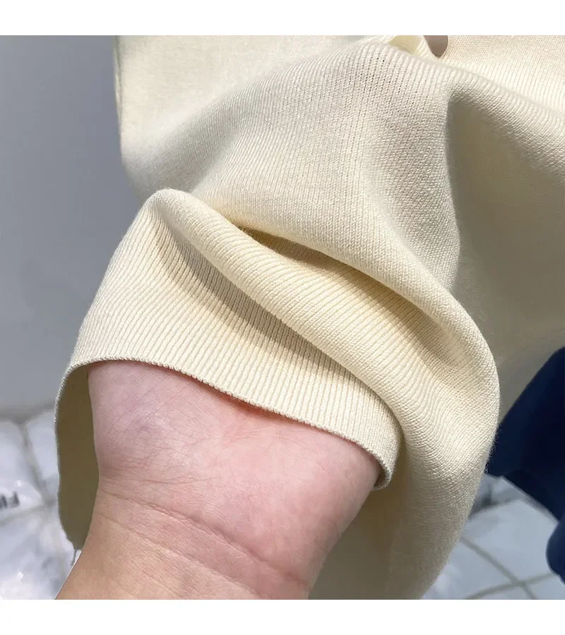 Trendiges, figurbetontes, kleinblaues Strick-Top, Sommer 2026, Dopamin-farbige Knöpfe, schmales Kurzarm-T-Shirt für Damen – Detail 11