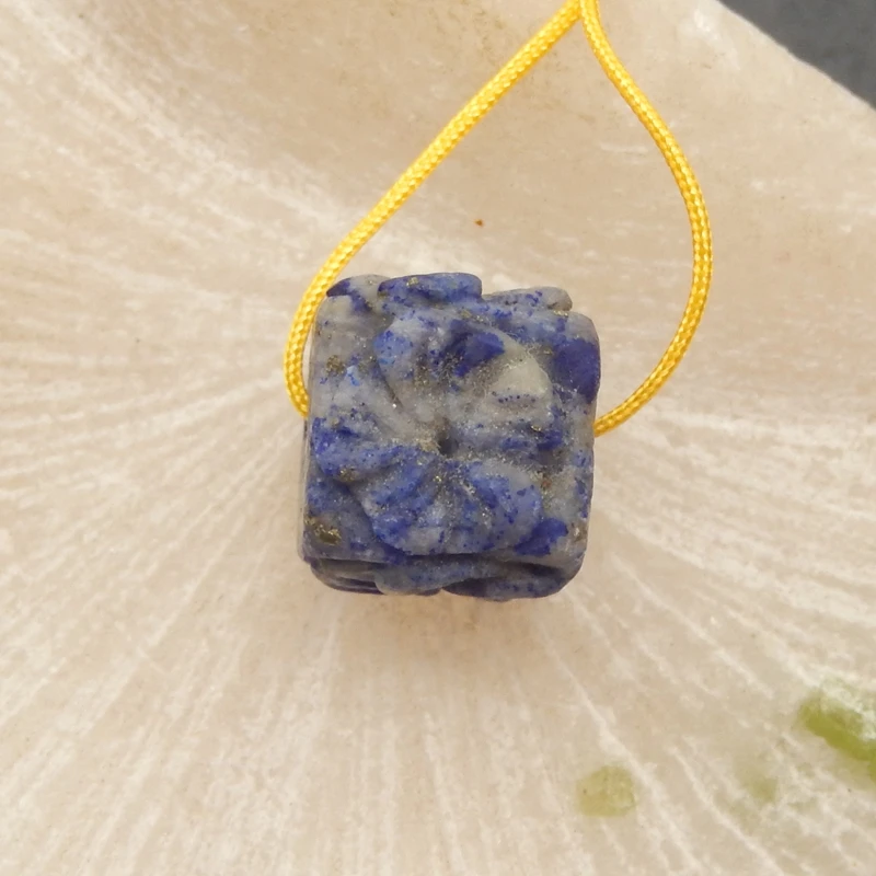 

Натуральный лазурит, кубический компонент, темно-синий драгоценный камень с цветочной резьбой и инклюзией пирита для ювелирных изделий ручной работы и искусства