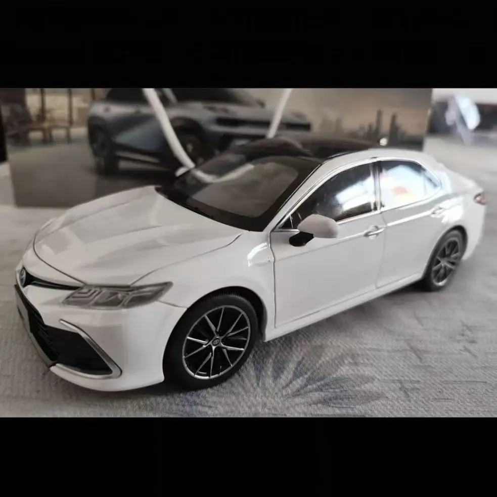 1: 18 Camry alloy sound and light car model four-wheel suspension car center console ornament collectible gift toy