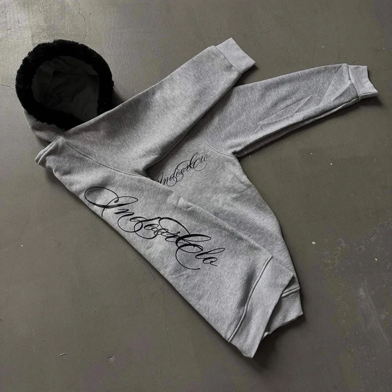 เสื้อฮู้ดแบบยูนิเซ็กซ์และชุดจ็อกเกอร์ทรงหลวมเข้าชุดกัน พร้อมเสื้อคลุมแขนยาวสไตล์ไฮสตรีท