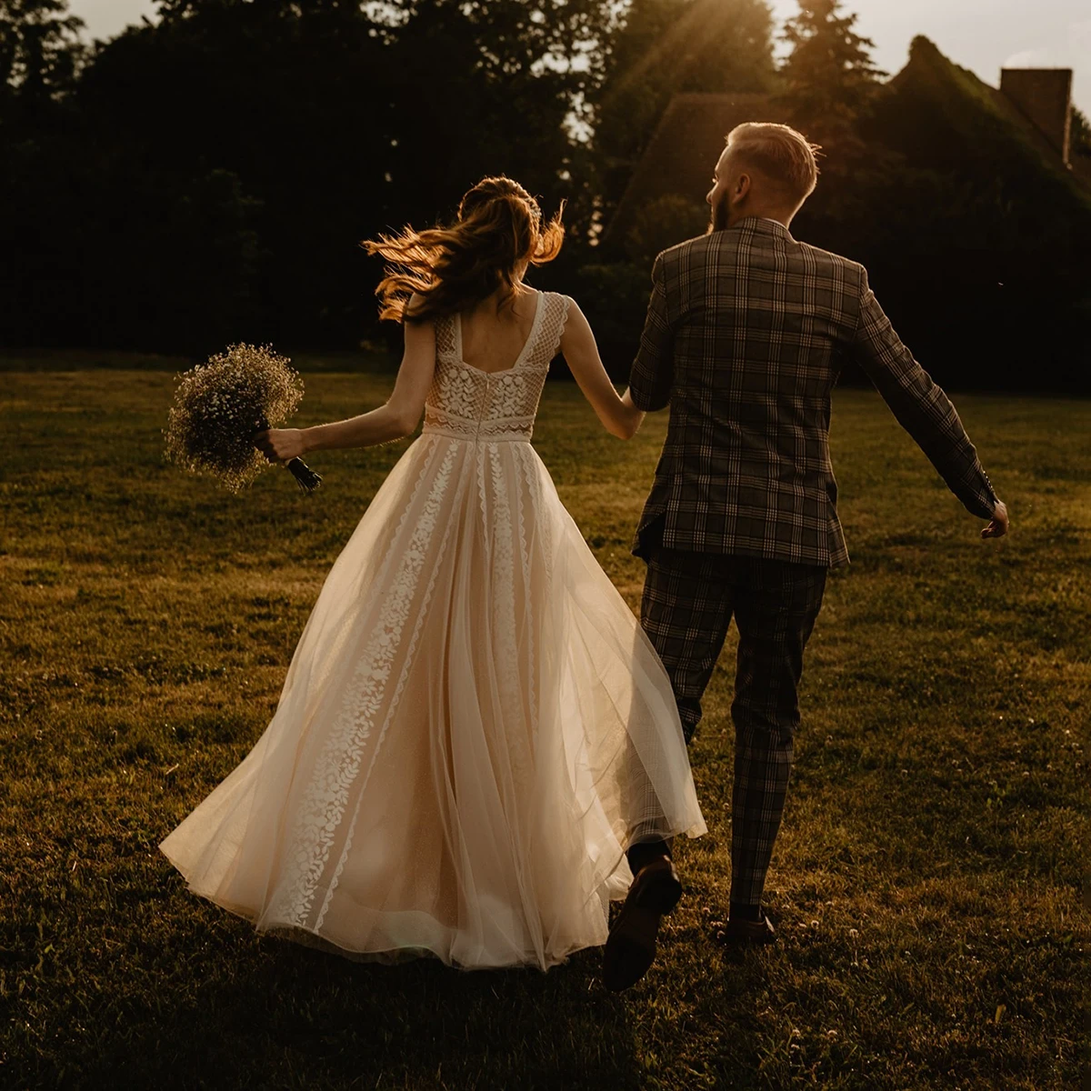 カスタムメイドのボヘミアン風フルレングスレースウェディングドレス、プラスサイズ、ロングフレアスリーブ、Aライン、バックレス、Vネック、ジッパー、ソフトチュール、ブライダルガウン