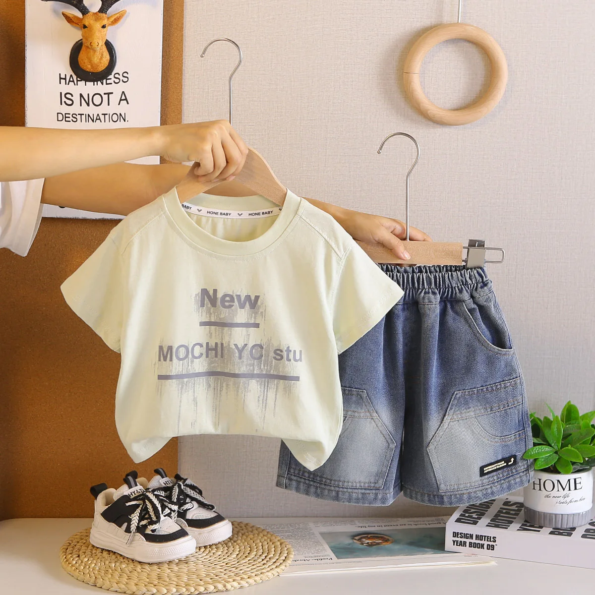 بدلة كورية للأولاد بأكمام قصيرة 2026 صيف جديد غير رسمي التعادل صبغ رسالة مطبوعة تي شيرت بلايز والسراويل قطعتين مجموعة ملابس الأولاد