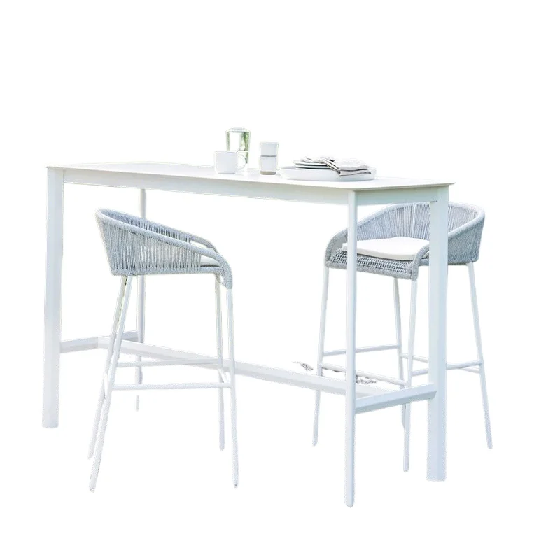 Combinazione di tavolo e sedia da bar per cortile villa all'aperto, terrazza, schienale in rattan, sgabello alto, caffetteria