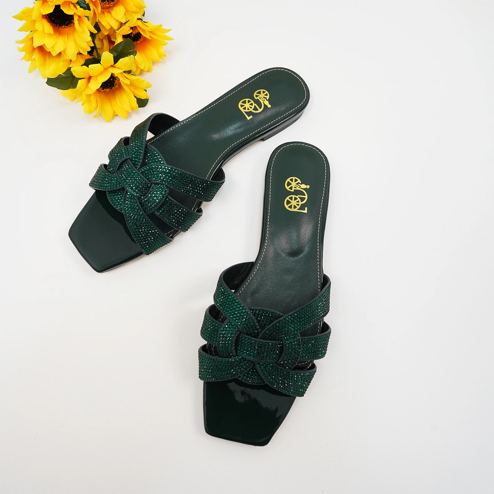 2024 summer women\'s flat bottomed open toe slippers,fashionable and casual rhinestone outdoor slippers, anti slip beach slippers