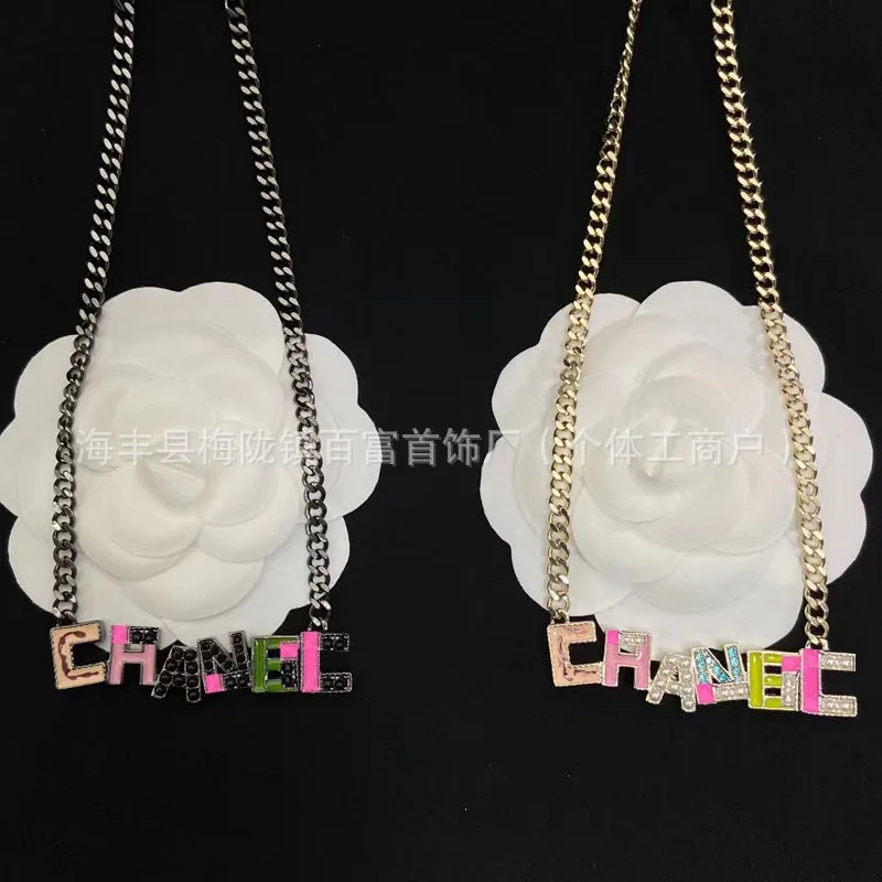 

Новое модное универсальное колье-цепочка на ключицу с эмалевыми буквами «Двойной С» в стиле «Радуга» для женщин