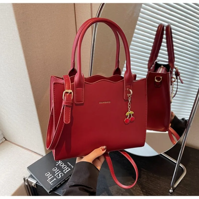 

Elegant Shoulder Bag Handbags For Ladies Made Of Premium Leather - Famous Designer Luxury Brand Collection
