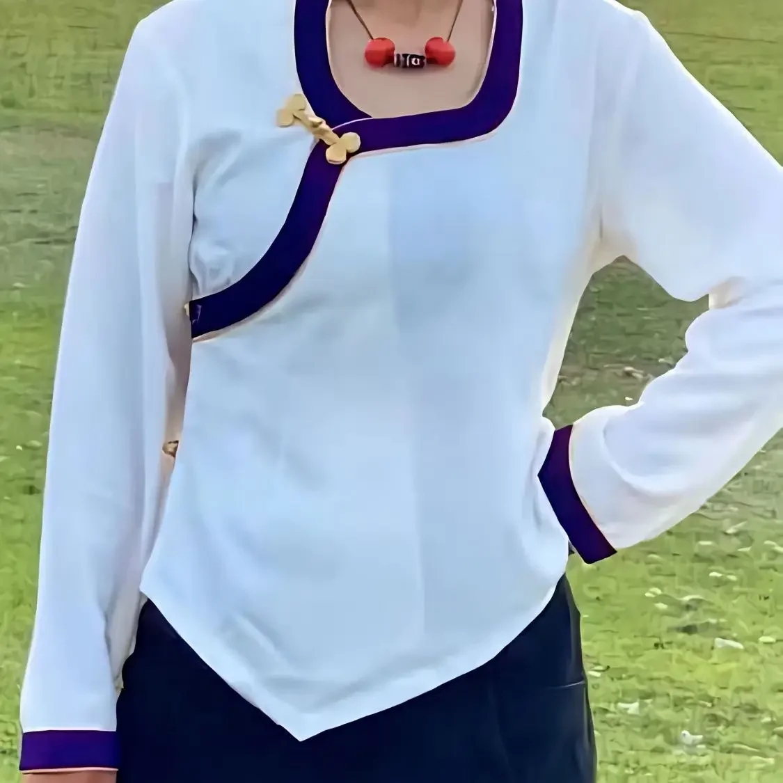 Tibetskie kobiety noszą koszule na zewnątrz, etniczne bluzki z ozdobnym wykończeniem.