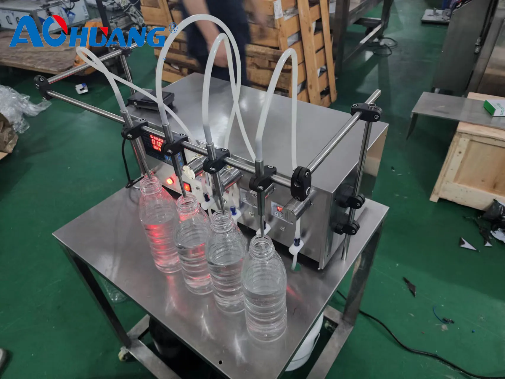 Máquina tampadora de enchimento automática de 4 cabeças Máquina de enchimento de líquidos para garrafa de suco de perfume de óleo essencial