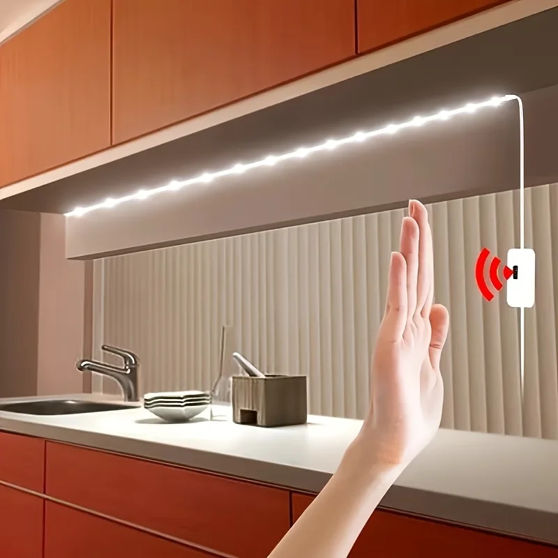 Image of Ein Handsensor-Schalter, 5V Niederspannungs-LED-Lichtstreifen, USB-Schnittstelle, frei zuschneidbar und auf Treppen, Schränke, Spiegel befestigbar.