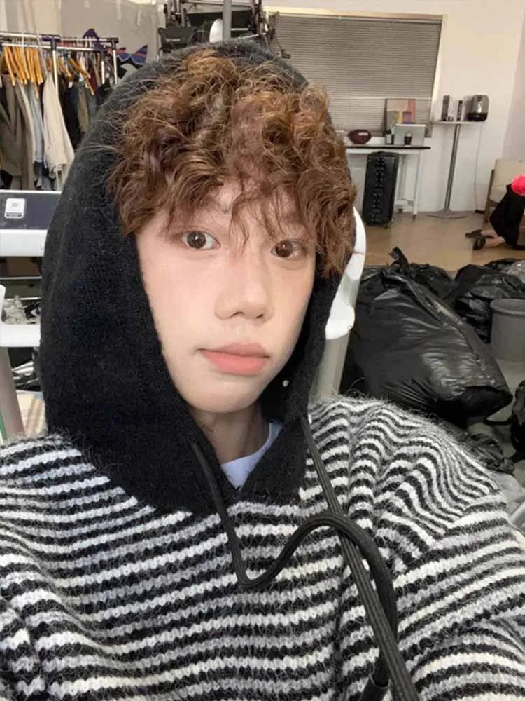 

Корейская мужская толстовка свободного кроя с капюшоном, черно-белыми полосками, вязаная, с длинными рукавами, повседневная верхняя одежда для осени и зимы