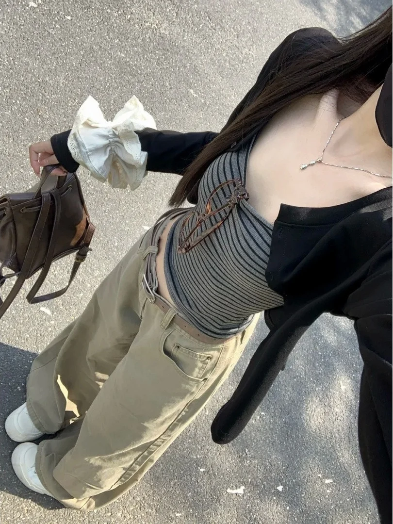 

Корейский комплект из двух предметов: полосатый жилет и кардиган с длинными рукавами, а также облегающий топ на тонких бретелях для ранней весны