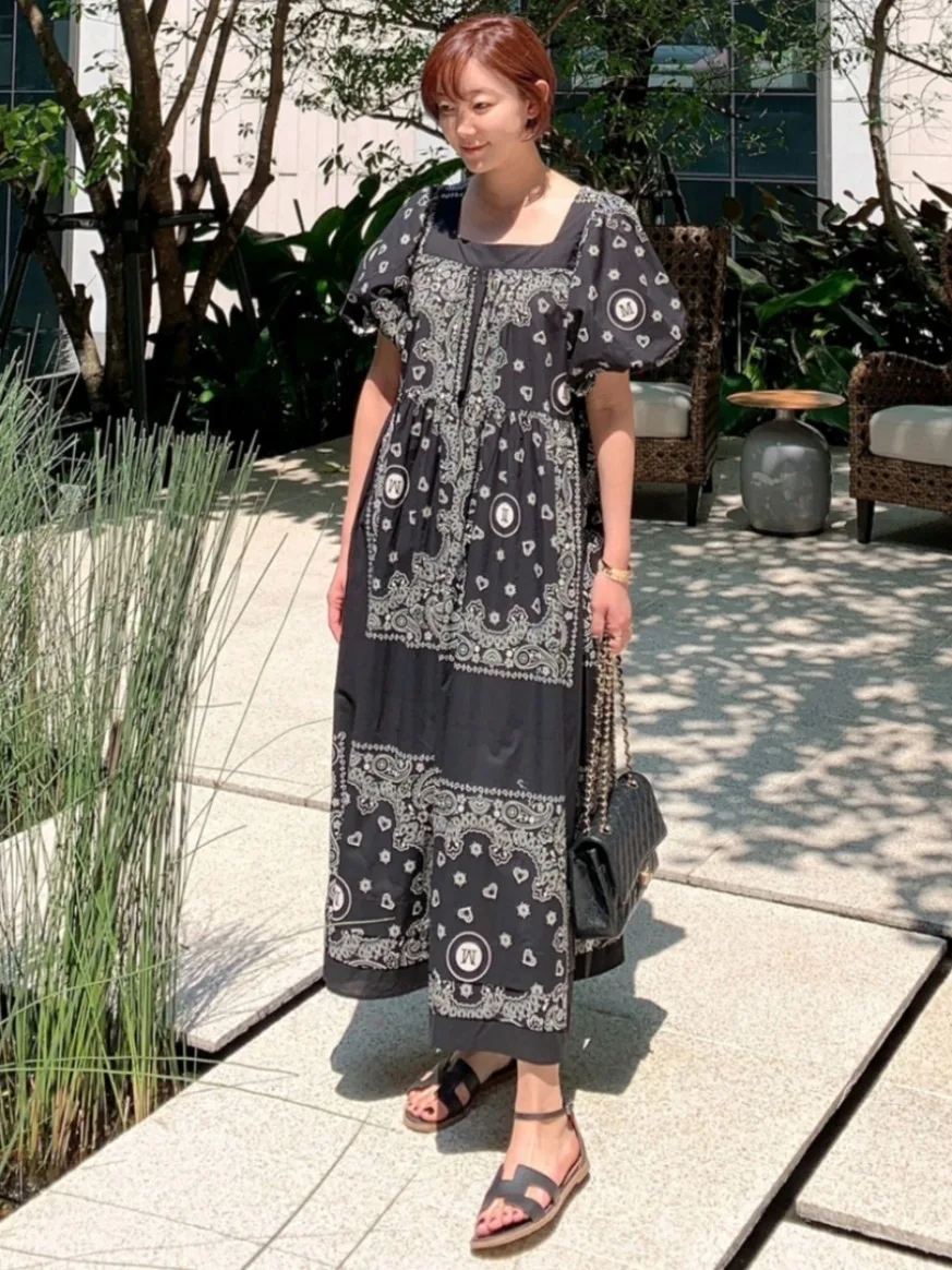 Długa letnia sukienka z kwadratowym dekoltem w stylu etnicznym, zwiewna spódnica, wakacyjny klimat, chińska marka, nadruk, rękaw dzwonek.