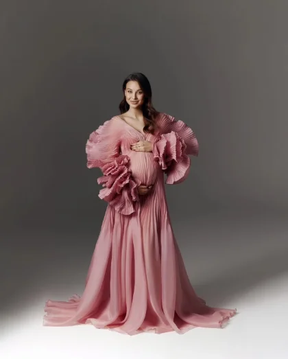 Blozen roze v-hals een lijn zwangerschapsjurken lange mouwen op maat gemaakte bladerdeeg geplooide zwangerschapsjurken voor fotoshoot