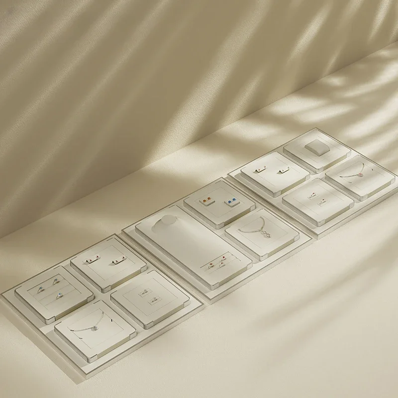

Display props, earrings, high-end luxury jewelry, bracelets, necklaces, rings, counter windows, display racks
