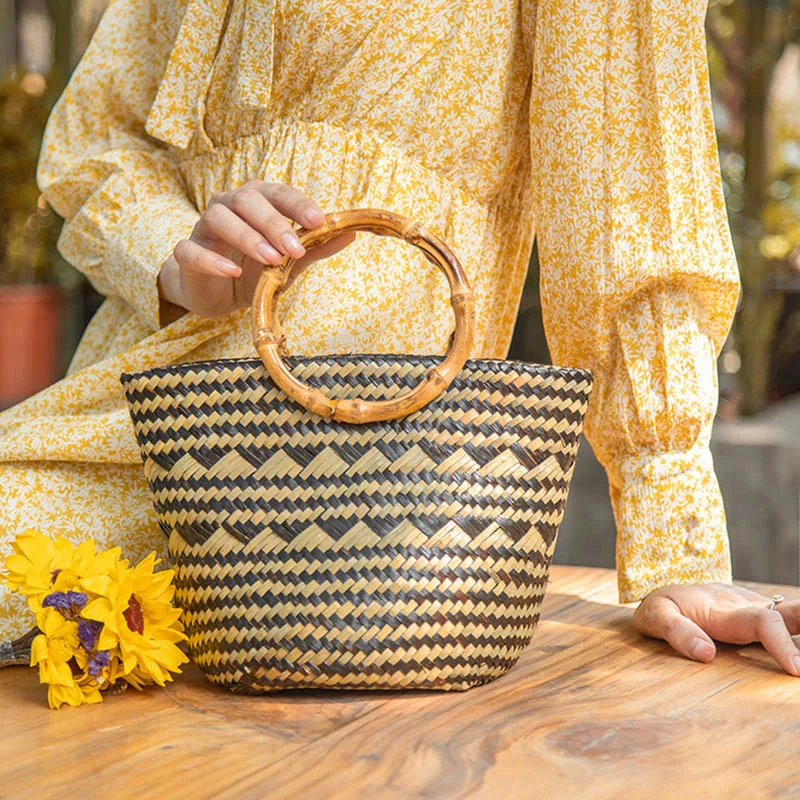 Upgrade Your Vacation Style with a Stylish Straw Woven Handbag - Perfect for Seaside Holidays and Leisure Time!