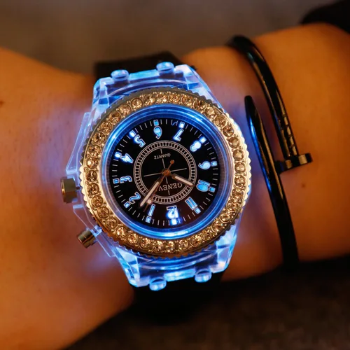 Imagen 2 del producto Relojes de pulsera de cuarzo con brillo para mujer, relojes de pulsera impermeables con diamantes de imitación LED a la moda para adolescentes, estudiantes y parejas