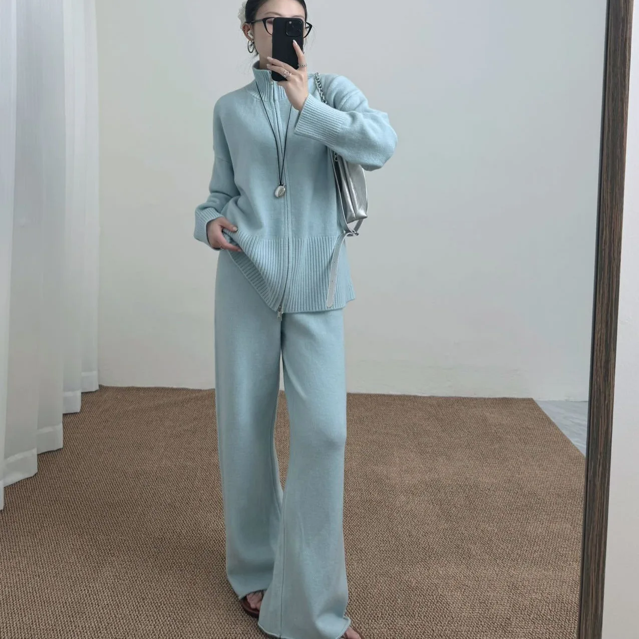 Setelan Dua Potong Kasual untuk Wanita dengan Cardigan Rajut Gaya Longgar Berwarna Solid dan Rok dengan Ritsleting Ganda.