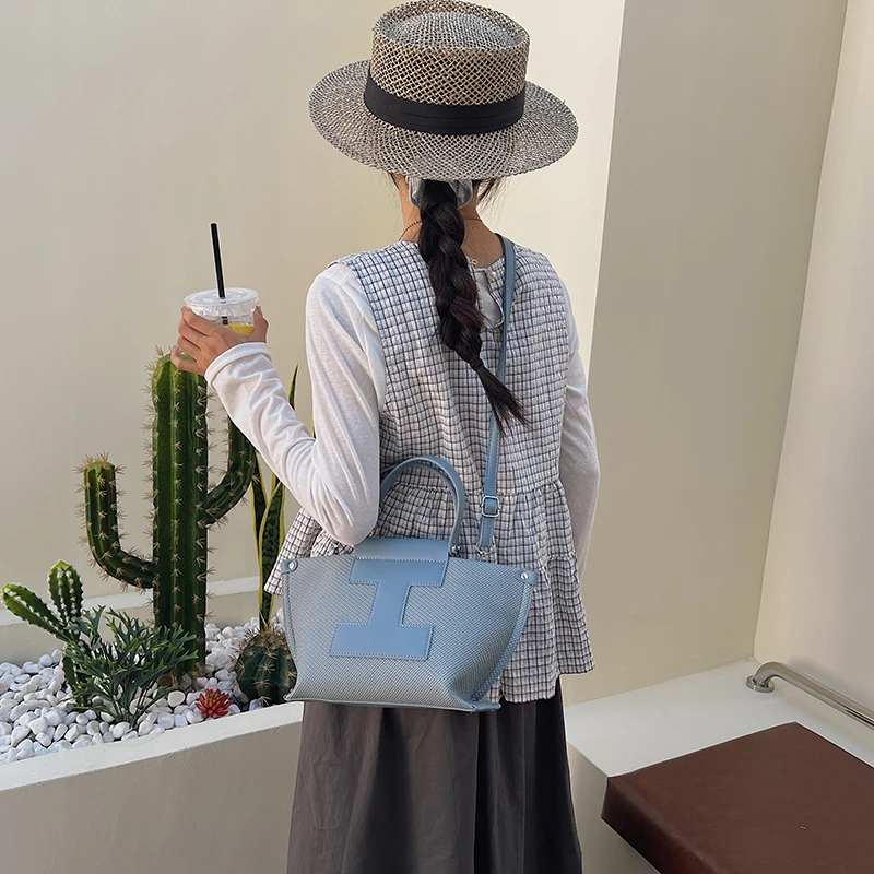 

High-End Leather Tote Bag Minimalist Classic For Business Women With Large Capacity Commuter Shopper And Trendy Design