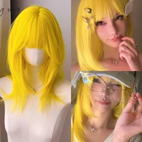 Peluca amarilla Ashely para mujer, peluca de Cosplay con flequillo, pelo de longitud media Lolita con capas, pelucas sintéticas de fibras de alta temperatura