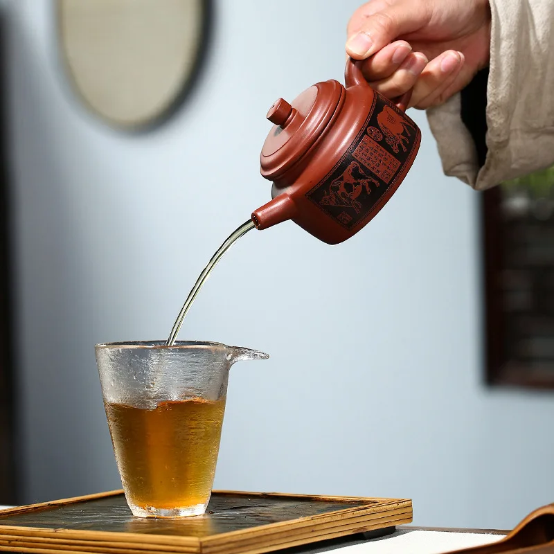 

Исинский чайник из фиолетовой глины Дахунпао, ручной работы, с резьбой и росписью «Пять быков», из фиолетового песка, ручной работы, Исинь.