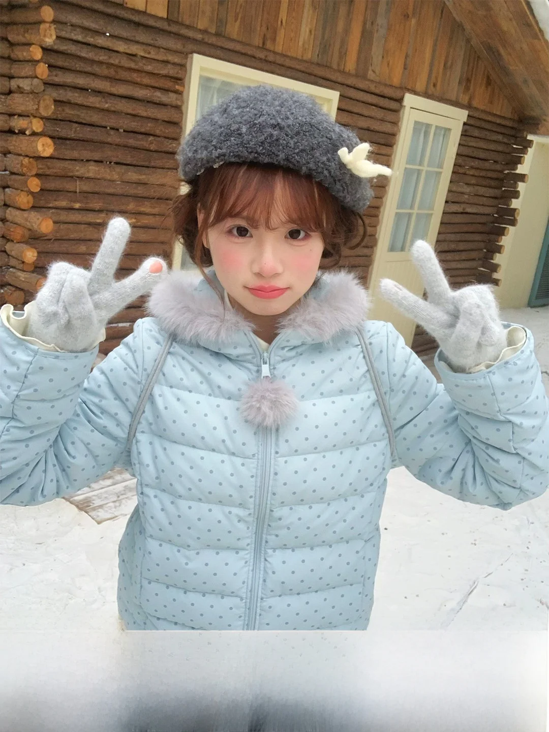 

Женская легкая стеганая куртка-пуховик Sinsingirl Watercolor Meow 90 White Du down с синим ребристым узором в горошек и юбкой