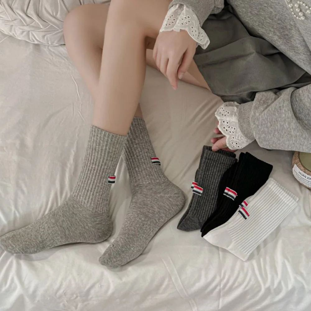 

4 Pairs High-Quality Women's Socks Japanese Style Fashionably Simple Fabric Label Lady Socks Daily Casual Long Autumn Winter