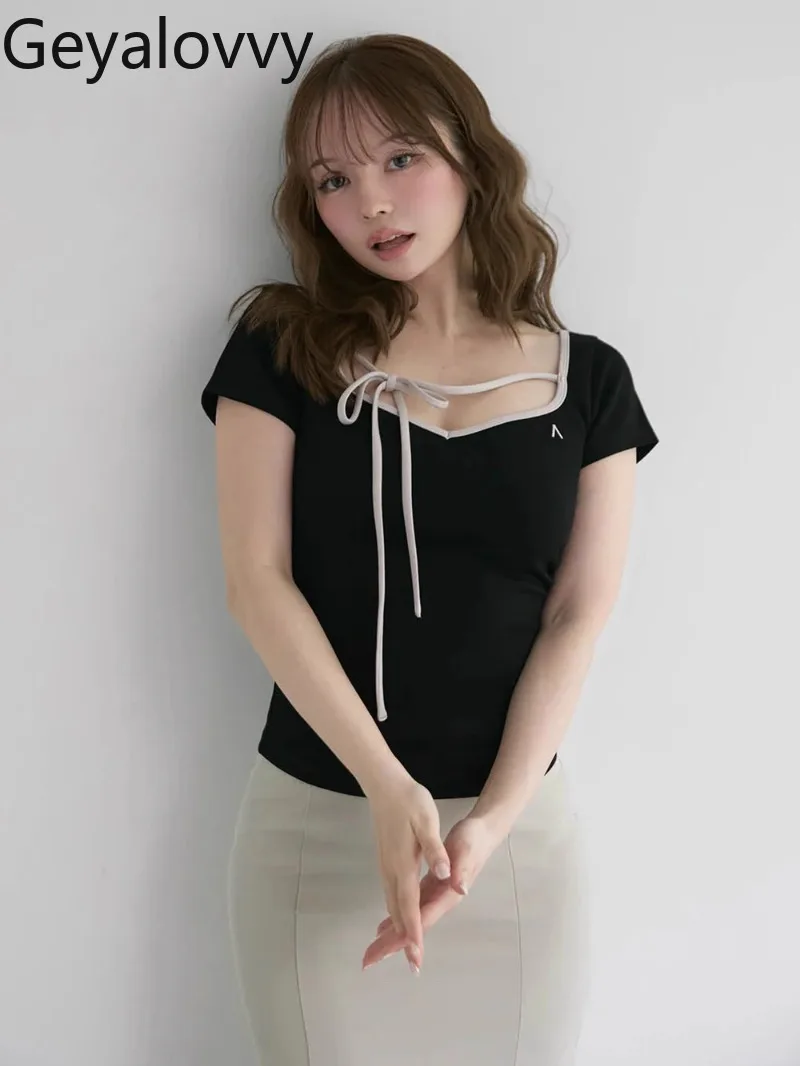 T-shirt a maniche corte con cinturino a fiocco con design di nicchia giapponese primaverile ed estivo Top corto versatile slim tinta unita per ragazze dolci