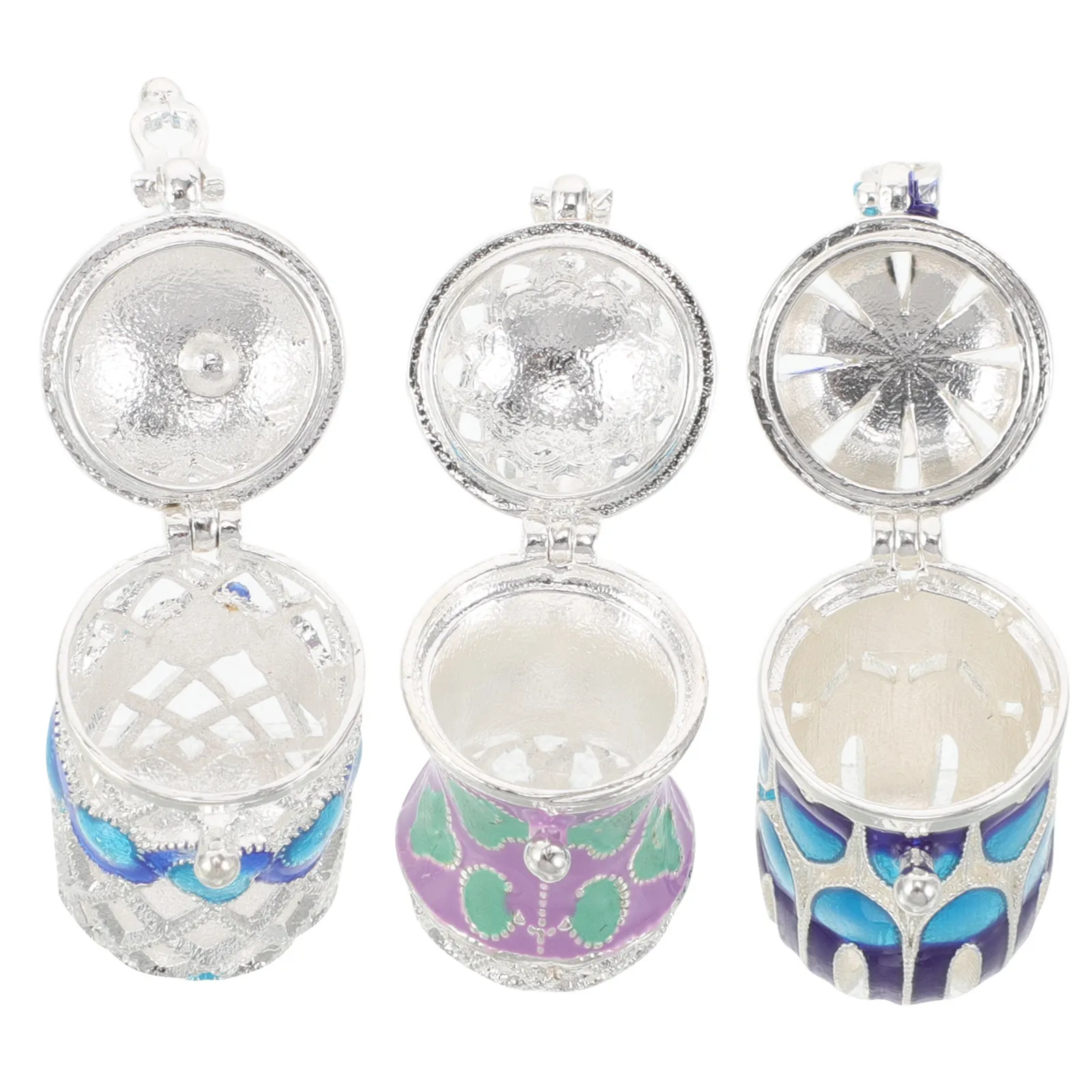 

Набор из 3 миниатюрных эмалевых ароматических кулонов-диффузоров: ажурные открывающиеся медальоны для эфирных масел, элегантные портативные украшения-шармы на шею