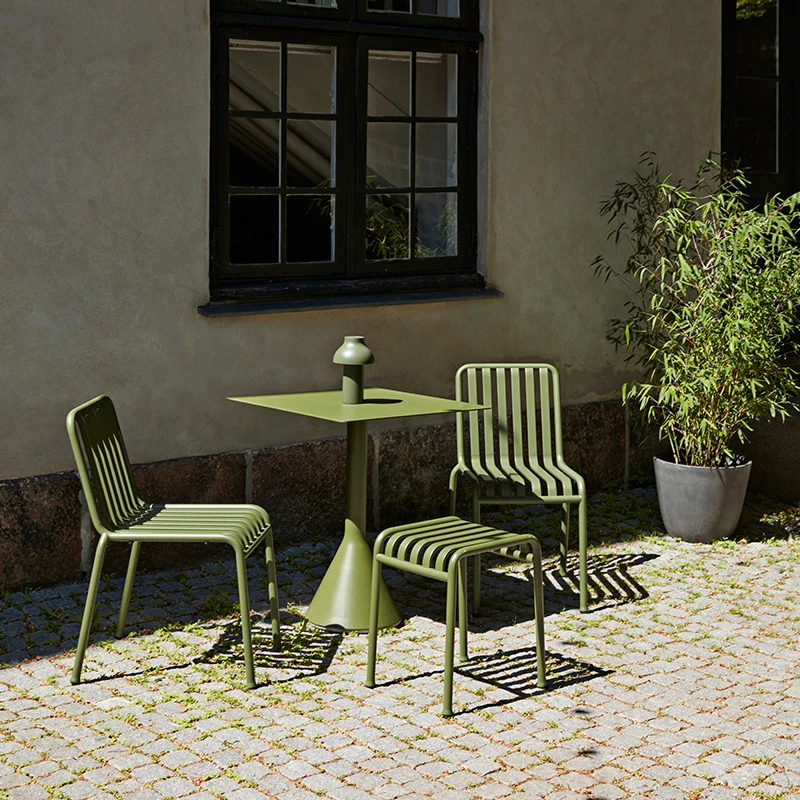 Tables et chaises d'extérieur en fer forgé, design simple et décontracté, idéal pour une boutique de thé au lait, un café