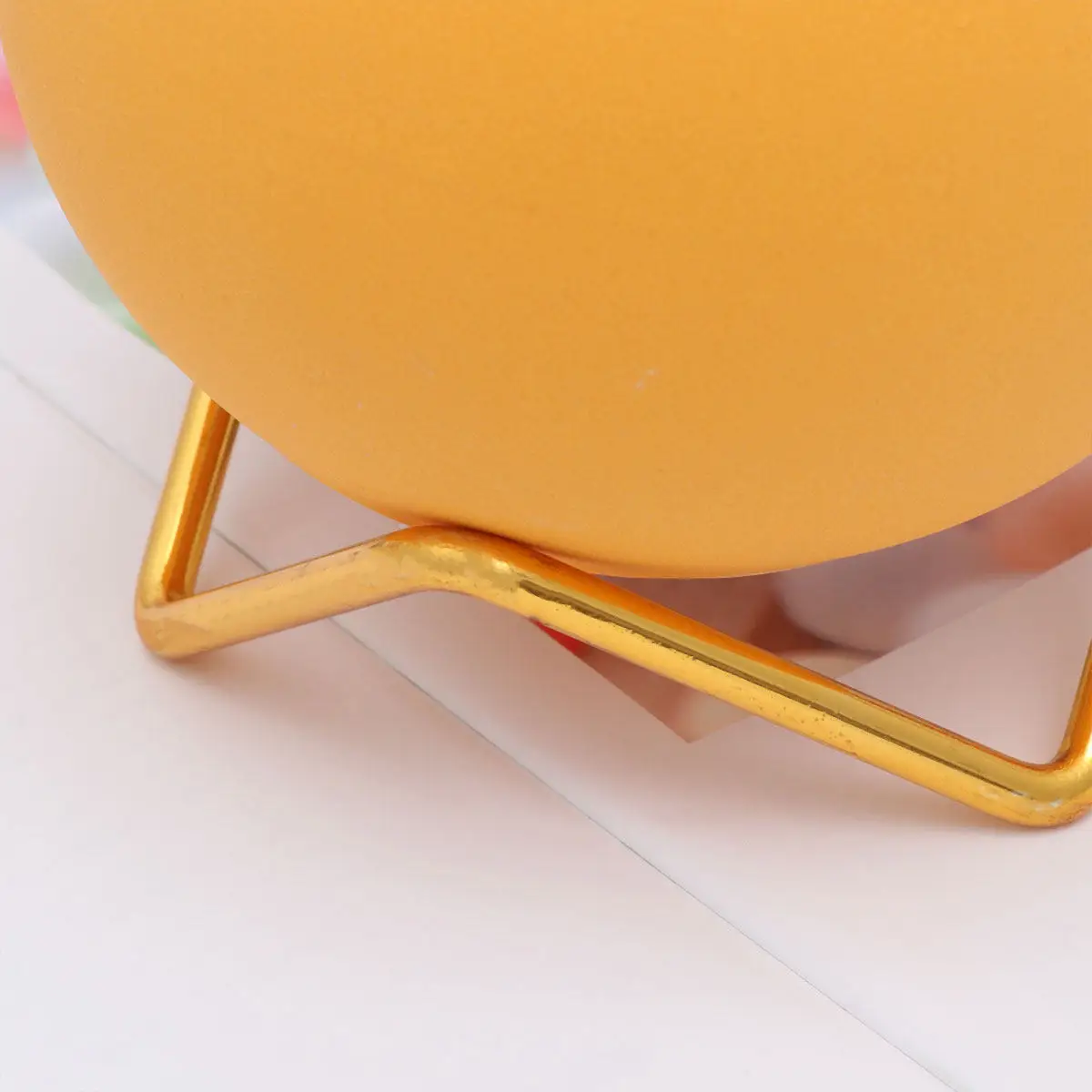 

Круглый желтый цветочный горшок из оцинкованной стали и керамики для домашнего декора: современный, стильный, художественный, модный, для растений