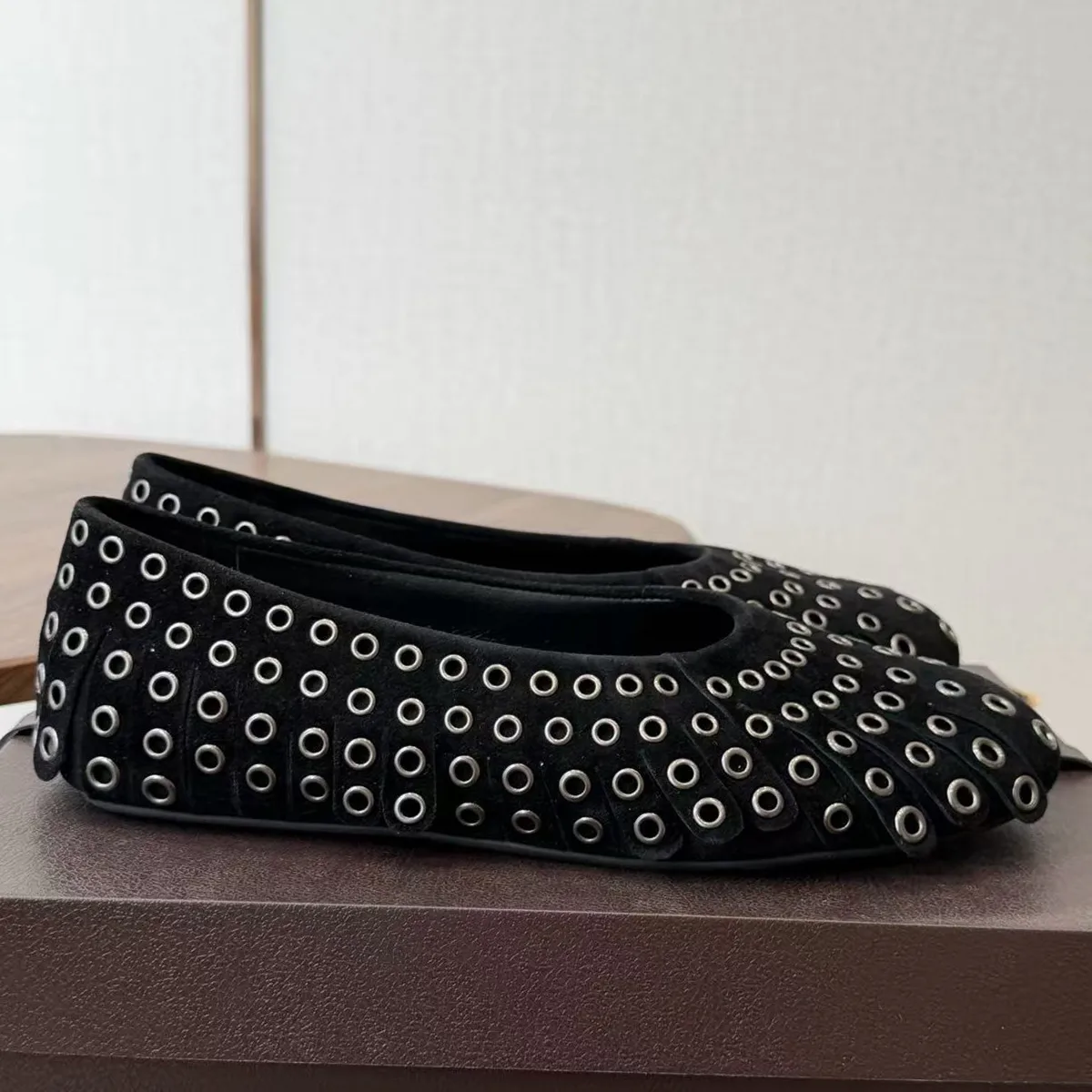 Rivet shaped Le Fu shoes for women, flat bottomed, one foot stomping, scoop shaped shoes for commuting, shallow mouth single sho
