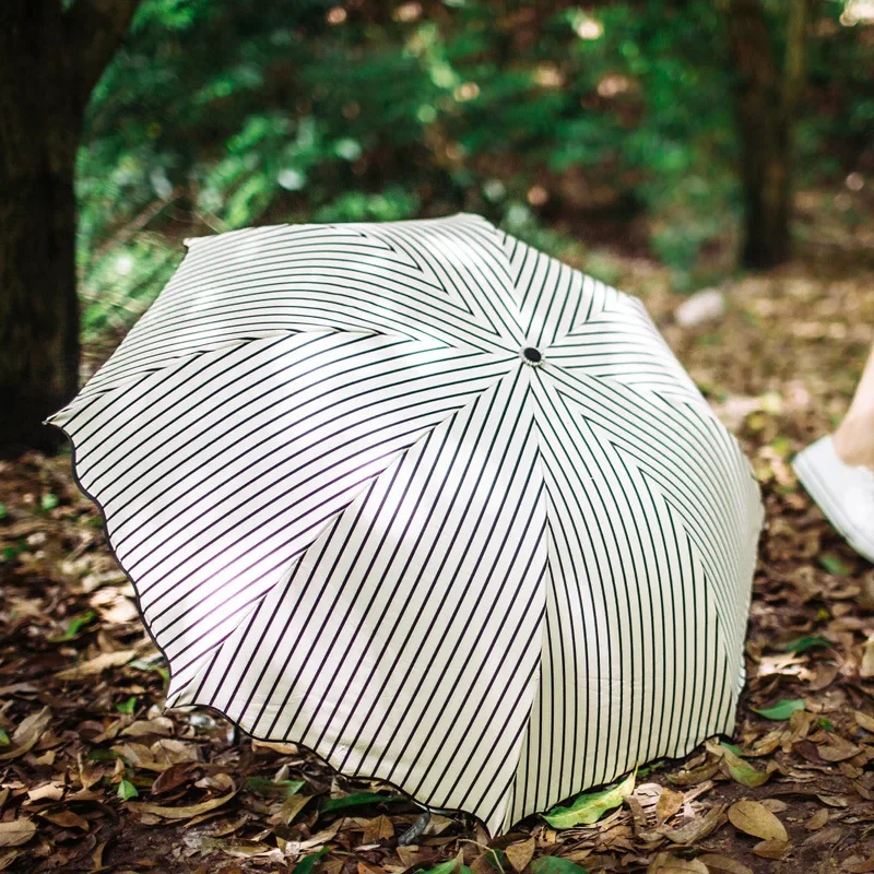 

Женский зонт Солнцезащитный и непромокаемый солнцезащитный крем двойного назначения и защита от ультрафиолета Черный клей Складной полосатый зонт от солнца